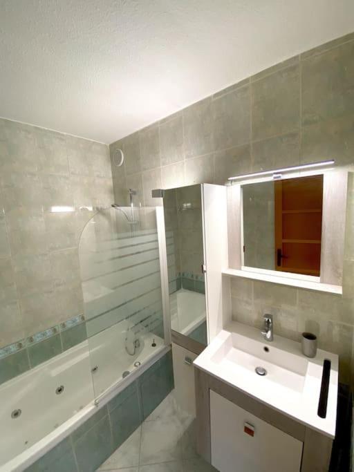 Appartement Spacieux 65M2, Avec Piscine Et Parking Fréjus Exterior photo